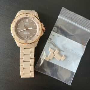 Fossil watch!! Beige color w/rose gold accents!! 🌹